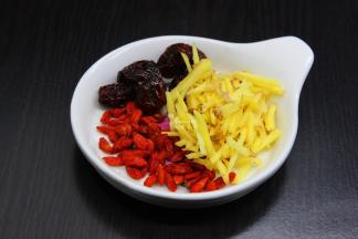 生姜洗净切丝，枸杞、红枣方便清水洗净；PS：红枣带核的要去核。