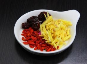 生姜洗净切丝，枸杞、红枣方便清水洗净；PS：红枣带核的要去核。