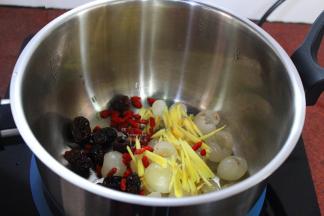 把洗净龙眼、生姜丝、枸杞、红枣放入锅中；