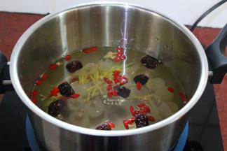 锅中加入适量的清水；