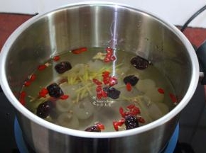 锅中加入适量的清水；