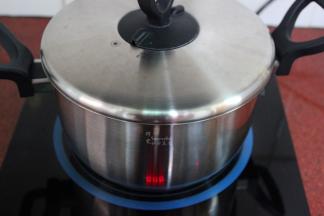 盖上盖子，大火煮沸之后，转为小火熬煮10分钟；