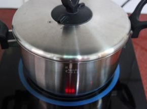 盖上盖子，大火煮沸之后，转为小火熬煮10分钟；