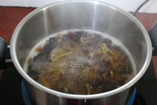 再熬煮3分钟，盖上盖子焖3分钟即可。