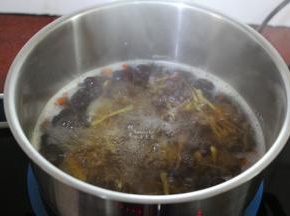 再熬煮3分钟，盖上盖子焖3分钟即可。