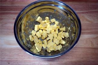 将200克黄油切成小粒，软化备用。
