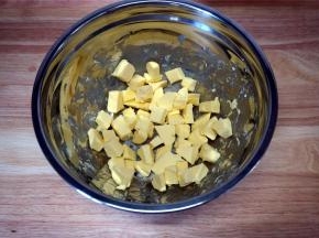 将200克黄油切成小粒，软化备用。