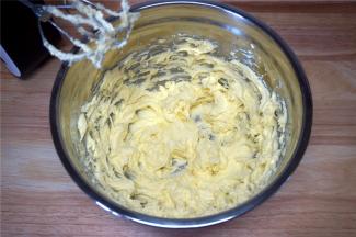 将160克糖粉加入到黄油中，先拌几下，再启动电动打蛋器搅打至蓬松状态。