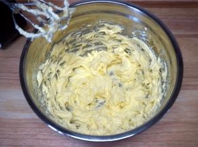 将160克糖粉加入到黄油中，先拌几下，再启动电动打蛋器搅打至蓬松状态。