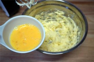 分三次加入全蛋液，每次都是待搅打融合后再加入下一次的。