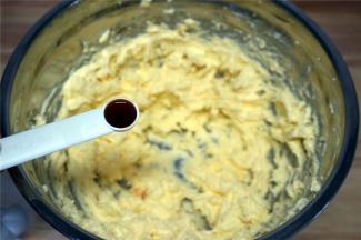 加入1/3小勺香草精，搅打融合。