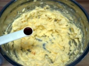 加入1/3小勺香草精，搅打融合。