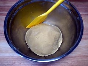 用橡皮刮刀拌成大面团。