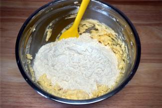 筛入金象低筋粉。