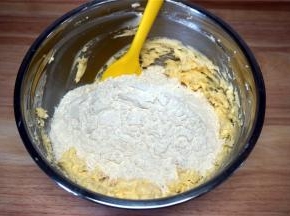 筛入金象低筋粉。