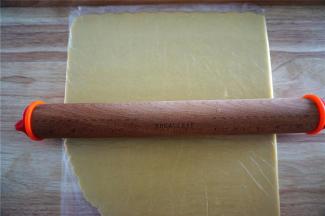 将面团分成两份，分别装入到大号的保鲜袋里，擀成3毫米厚的面片。将面片放入冰箱保鲜层冷冻30分钟以上再继续下一步，目的是冻硬面片，方便印模。