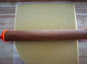 将面团分成两份，分别装入到大号的保鲜袋里，擀成3毫米厚的面片。将面片放入冰箱保鲜层冷冻30分钟以上再继续下一步，目的是冻硬面片，方便印模。