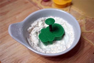 印饼干前，模具先在干粉中印一下，并抖掉多余的干粉。