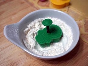 印饼干前，模具先在干粉中印一下，并抖掉多余的干粉。