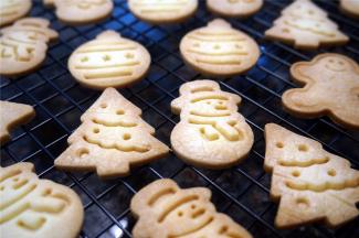 出炉后，将饼干转移到冷却架上冷却。