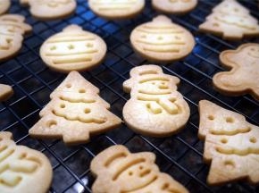 出炉后，将饼干转移到冷却架上冷却。