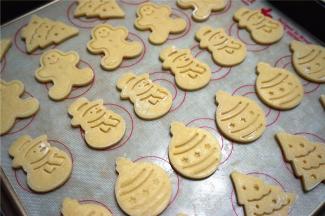 将饼干坯排放入烤盘，注意每个饼干坯之间保持一定的间隔。