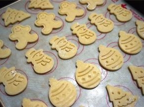 将饼干坯排放入烤盘，注意每个饼干坯之间保持一定的间隔。