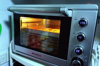 烤箱175度预热，达到预热温度后，放入中层，上下火烤15分钟，饼干表面微微金黄即可取出，最后几分钟注意观察。