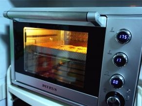 烤箱175度预热，达到预热温度后，放入中层，上下火烤15分钟，饼干表面微微金黄即可取出，最后几分钟注意观察。