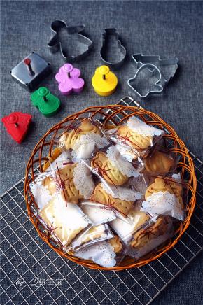 冷却后用密封的饼干袋装好，送给小朋友们的圣诞小饼干完成。