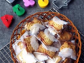 冷却后用密封的饼干袋装好，送给小朋友们的圣诞小饼干完成。