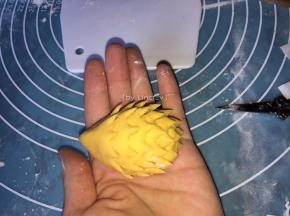 再用干净的小剪刀将每个小水滴面团剪出小刺猬尖形的刺状
