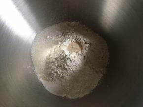 高筋面粉与黑麦粉倒入厨师机面盆内，戳一小孔放入酵母，盐和糖对角线放置