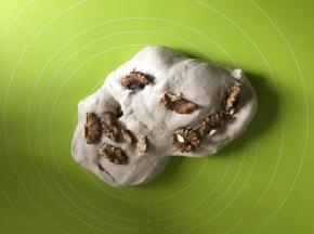 揉好的面团取出加入核桃仁，揉匀