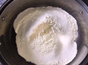 将面粉、酵母倒入盆中

