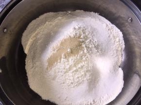 将面粉、酵母倒入盆中
