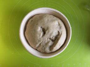 进行第二次发酵，温度33度左右，发酵到面团满发酵篮