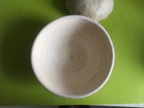 发酵篮筛上高筋面粉