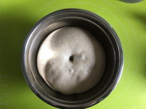 发酵至面团2倍大，用手指蘸一点面粉戳一下，不会回缩即可