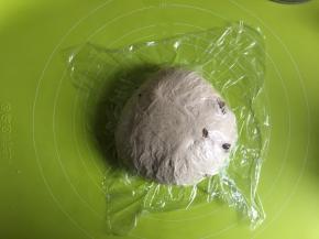 再一次滚圆，盖上保鲜膜松弛15分钟