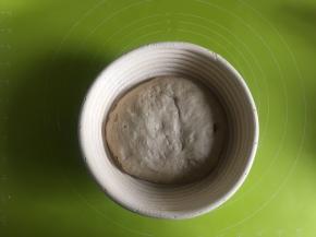 面团尽量收紧，光滑面朝发酵篮底部