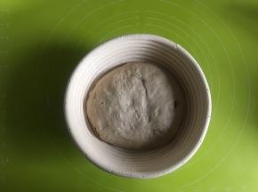 面团尽量收紧，光滑面朝发酵篮底部