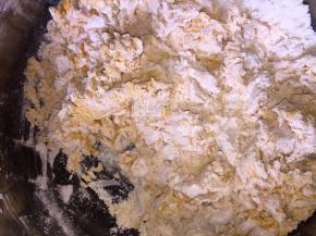 加入南瓜浆搅拌成絮条状（南瓜浆最好用温热的，不能太烫哦）
