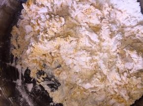 加入南瓜浆搅拌成絮条状（南瓜浆最好用温热的，不能太烫哦）
