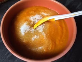 细砂糖倒入南瓜浆糊中搅拌均匀（南瓜浆用的是南瓜蒸熟后搅打的浆糊，具体用量看南瓜含水量而定）
