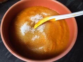 细砂糖倒入南瓜浆糊中搅拌均匀（南瓜浆用的是南瓜蒸熟后搅打的浆糊，具体用量看南瓜含水量而定）
