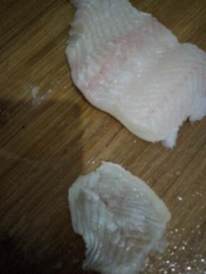 把鱼肉斜着切成