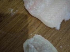 把鱼肉斜着切成