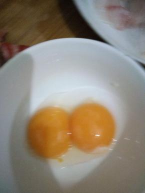 加入两个蛋清，蛋黄留下，把黑鱼片抓匀腌制一会