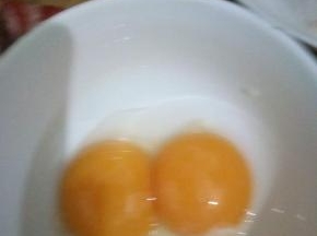 加入两个蛋清，蛋黄留下，把黑鱼片抓匀腌制一会